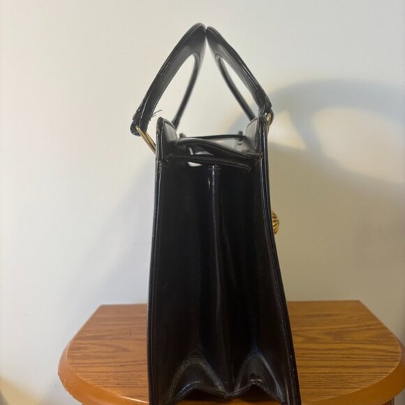 1960s vintage faux leather handbag with interesting clasp - Picture 4 of 8